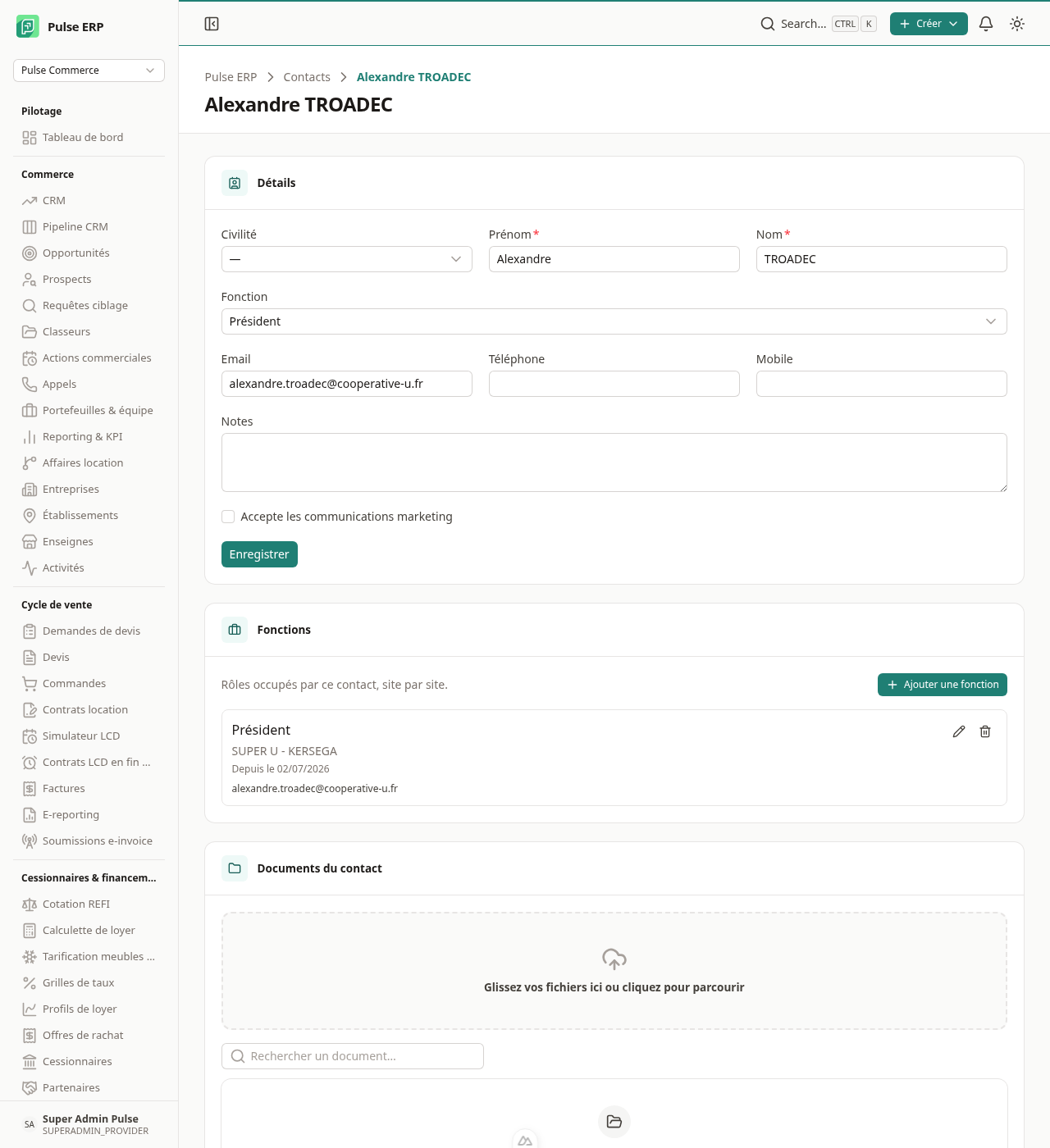 Section Fonctions d'une fiche contact — le rôle, le site, la date de prise de poste et les coordonnées propres à cette fonction